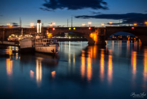 Blaue Stunde am Elbufer in Dresden
