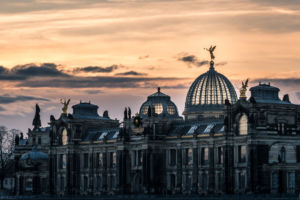Die Kunstakademie in Dresden mit der Fama auf der Zitronenpresse im Morgenlicht Die Kunstakademie in Dresden mit der Fama auf der Zitronenpresse im Morgenlicht