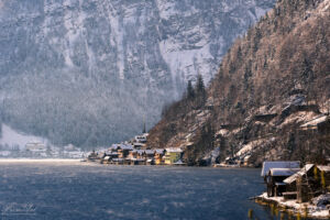 Hallstadt. Historischer Ort am Berghang. Hallstadt im Winter