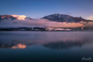 St. Wolfgang und der Schafberg im ersten Morgenlicht. Morgenstimmung am Wolfgangsee