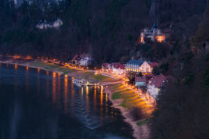 Blick auf das beleuchtete Rathen Blick auf das beleuchtete Rathen