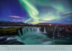 Tanzende Nordlichter bei Vollmond über dem Goðafoss in Island. Magie der Reise - Landschaftskalender 2027