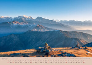 Morgenstimmung auf dem Pikey Peak in Nepal, mit dem Mt. Everest im Hintergrund Magie der Reise - Landschaftskalender 2027