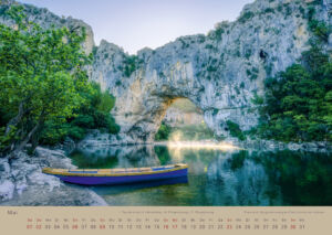 Zauberhafte Stimmung am Morgen am Pont d’Arc in Frankreich Magie der Reise - Landschaftskalender 2027